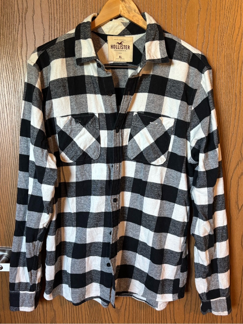 Hollister Black and White Buffalo Plaid Button Down Shirt